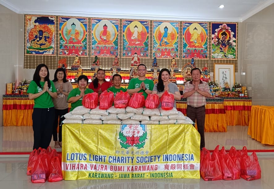 LLCS Vihara Vajra Bumi Karawang 寶嚴同修會 bagikan 20 paket sembako untuk keluarga prasejahtera