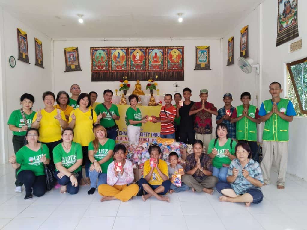 LLCS Vihara Vajra Bumi Dayak Senakin(普光同修會), Vihara Avalokitesvara(精進同修會), dan Vihara Vajra Bumi Sesungai(法護同修會) di desa Senakin salurkan paket sembako untuk umat dan warga sekitar