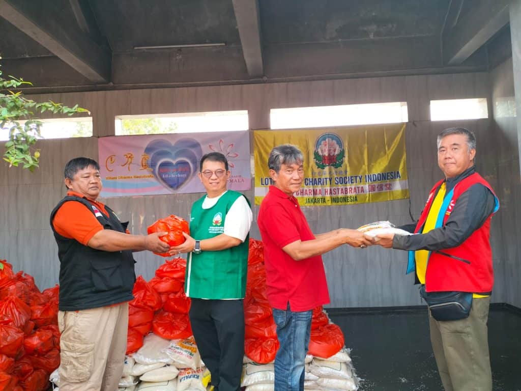 LLCS Vihara Dharma Hastabrata 圓信堂 Jakarta dan Yayasan Cinta Kasih Susan Kumala adakan bakti sosial pembagian paket sembako di daerah Tanjung Pura, Karawang