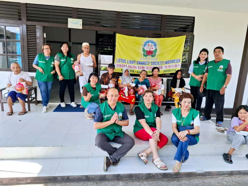 LLCS Vihara Vajra Bumi Kertayuga 真德雷藏寺berkunjung ke Panti Jompo Mulia Dharma menjelang Hari Raya Waisak