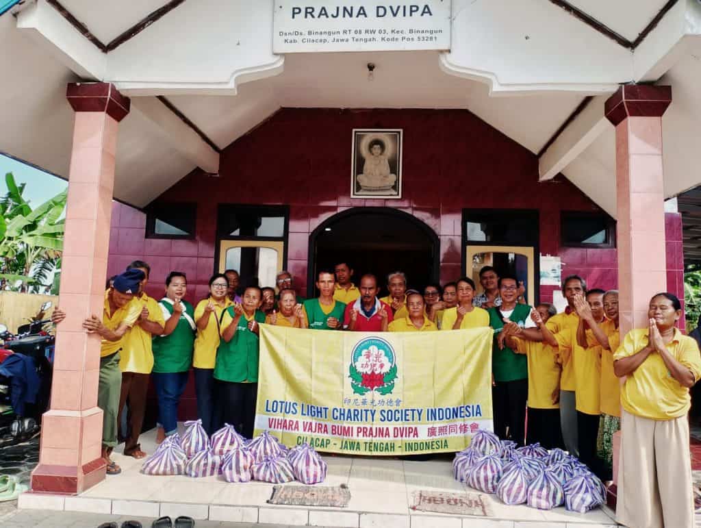 LLCS Vihara Vajra Bumi Prajna Dvipa廣照同修會 Cilacap adakan cek kesehatan dan bagikan 30 paket sembako