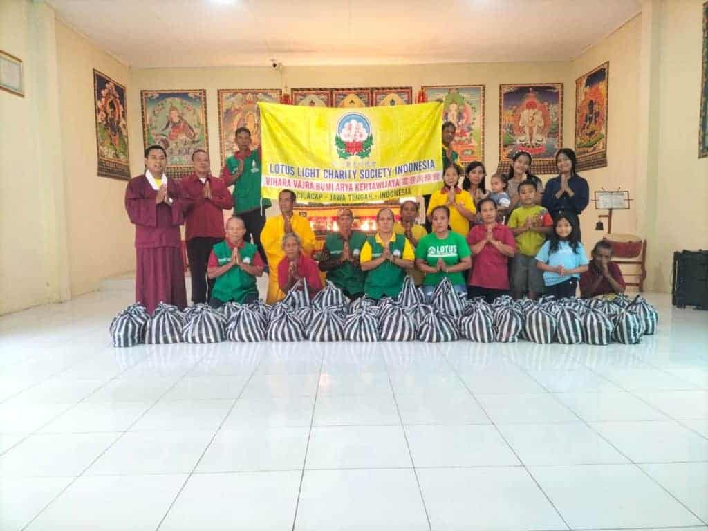 LLCS Vihara Vajra Bumi Arya Kertawijaya 雷音同修會 Cilacap adakan Bakti Sosial Waisak Berupa Pembagian 50 Paket Sembako