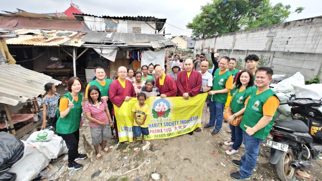 LLCS Vihara Padma Suci bagikan 320 paket bantuan di Kampung Pulo Menceng