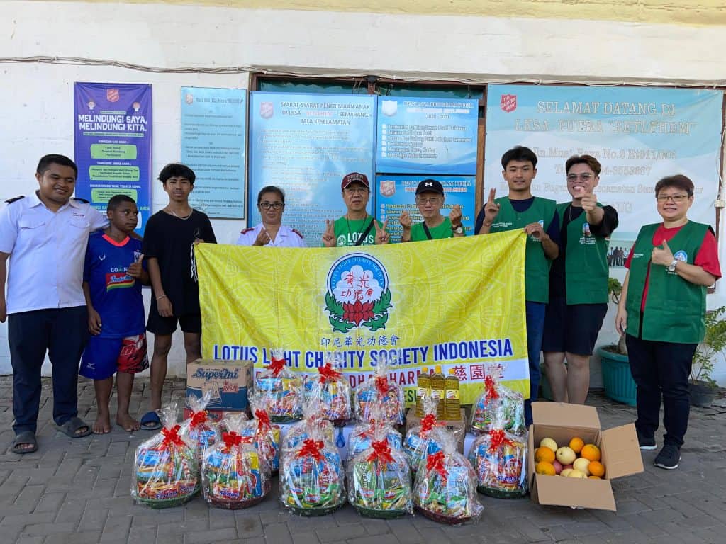 LLCS Vihara Satya Buddha Dharma印尼三寶壟慈園堂華光功德會 Citarum, Semarang bagikan sembako di beberapa panti asuhan