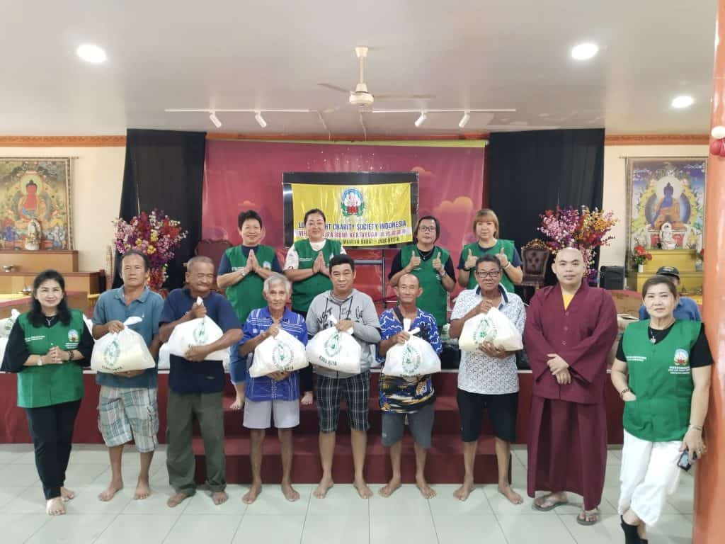 LLCS Vihara Vajra Bumi Kertayuga Pontianak 真德雷藏寺Bagikan Paket Sembako di Vihara