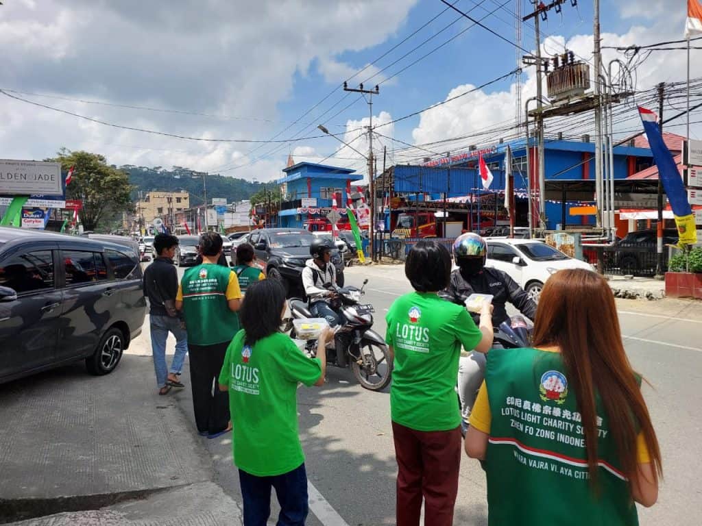LLCS Vihara Vajra Vijaya Citta – Samarinda 勝心同修會 kembali melakukan kegiatan berbagi Nasi Lotus
