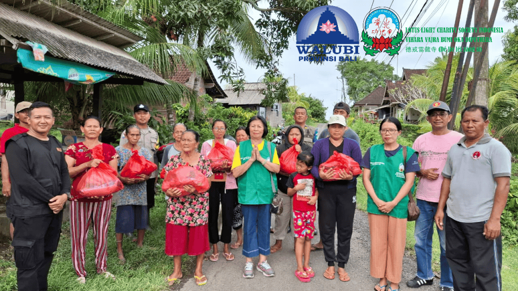 LLCS Vihara Vajra Bumi Oka Diputhera, Jembrana – Bali(德戒雷藏寺), bagikan sembako pasca terjadinya banjir di Pulau Bali di Kabupaten Jembrana