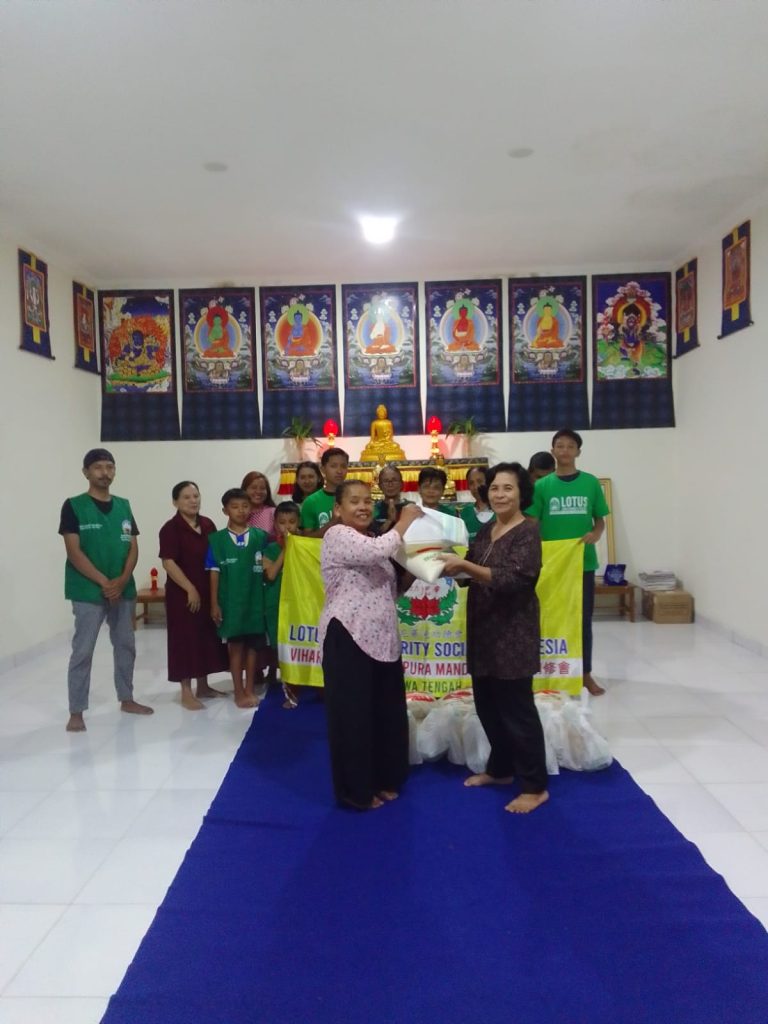 Dua Puluh Bungkus, Dua Puluh Cerita: LLCS Vihara Vajra Bumi Pura Mandala (德法同修會) Bagikan Sembako untuk Umat Vihara