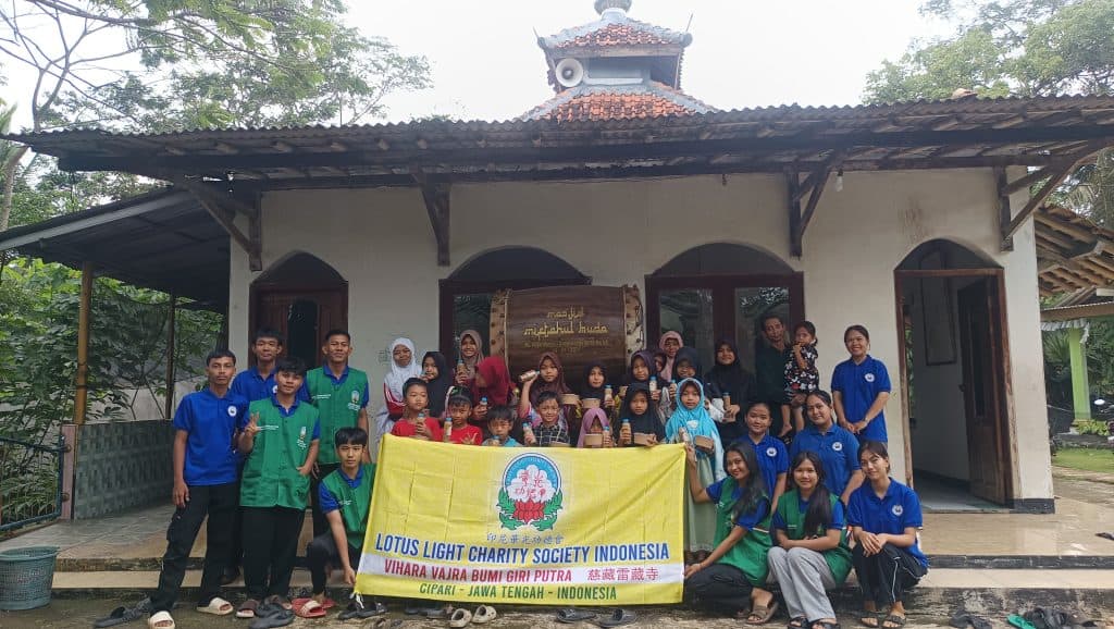 Penyerahan Paket Bukber oleh Lotus Light Charity Society Vihara Vajra Bumi Giri Putra Cipari sebagai Wujud Kepedulian dan Toleransi Antarumat Beragama