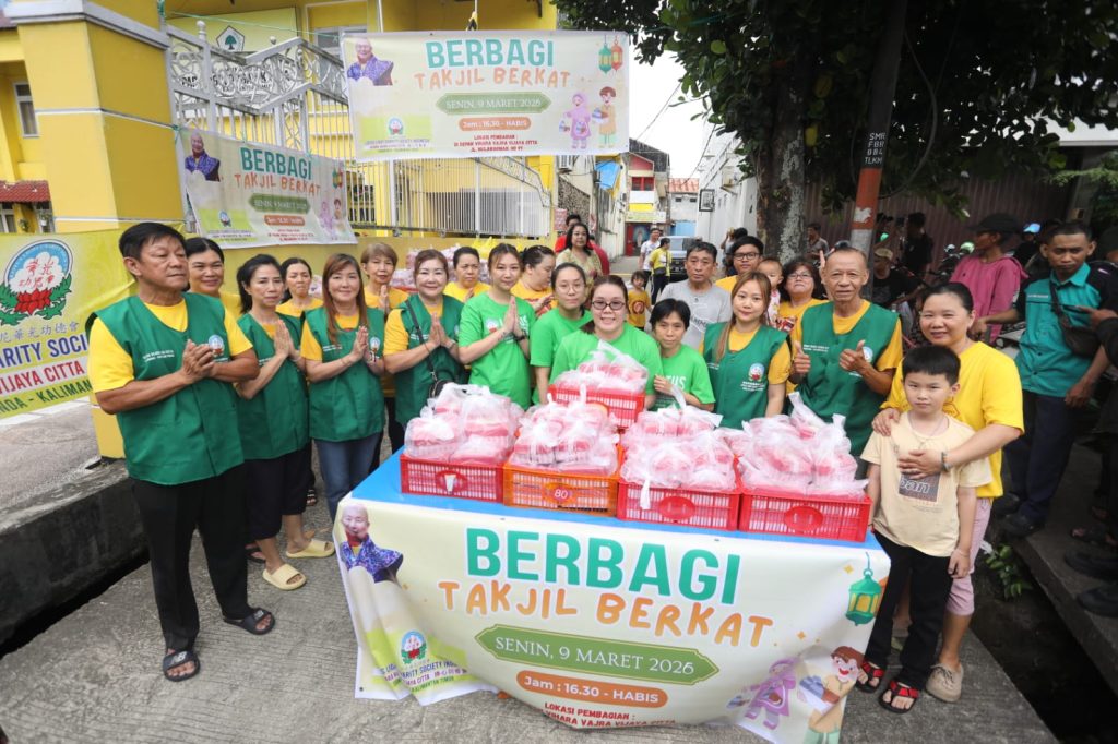 Menebar 1.000 Takjil Berkat di Tengah Terik Sore: Aksi Hangat LLCS Vihara Vajra Vijaya Citta Samarinda yang Penuh Sukacita dan Kebersamaan Menebar 1.000 Takjil Berkat di Tengah Terik Sore: Aksi Hangat LLCS Vihara Vajra Vijaya Citta Samarinda yang Penuh Sukacita dan Kebersamaan