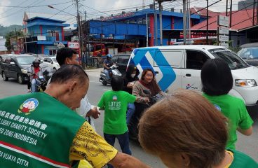 Relawan Lotus Light Charity Society membagikan makanan di jalanan Samarinda.