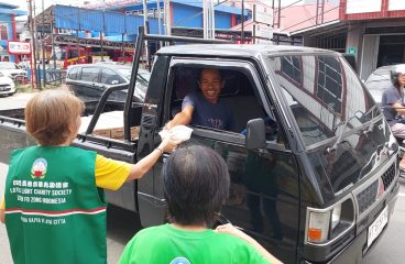 Relawan Lotus Light Charity Society bagikan makanan di jalan kota Samarinda.