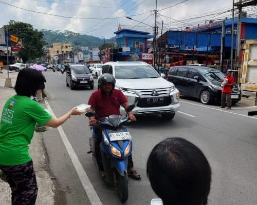 Relawan Lotus Light Charity Society bagikan makanan di jalan Samarinda.