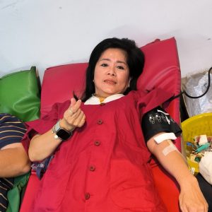 Wanita sedang mendonorkan darah di acara amal Lotus Light Charity Society.