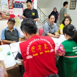 Relawan dan penerima manfaat dalam kegiatan sosial di Indonesia.