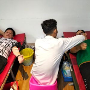 Donasi darah oleh relawan di Lotus Light Charity Society Indonesia.