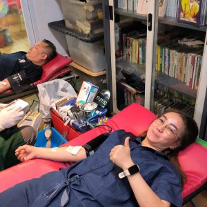 Relawan donor darah di kantor Lotus Light Charity Society Indonesia.
