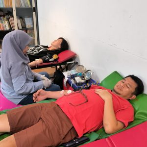 Relawan dan penerima donor darah di acara Lotus Light Charity Society Indonesia.