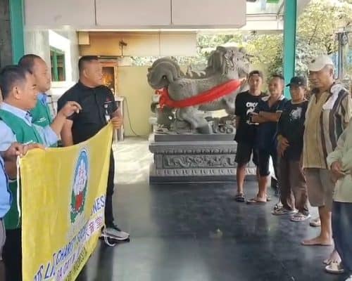 Kelompok orang berkumpul di acara sosial Lotus Light Charity Society Indonesia.