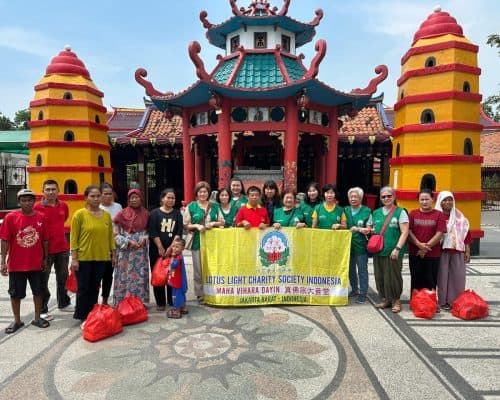 Kelompok sukarelawan Lotus Light Charity Society Indonesia di depan kuil tradisional.