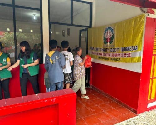 Anak-anak dan relawan di acara Lotus Light Charity Society Indonesia.