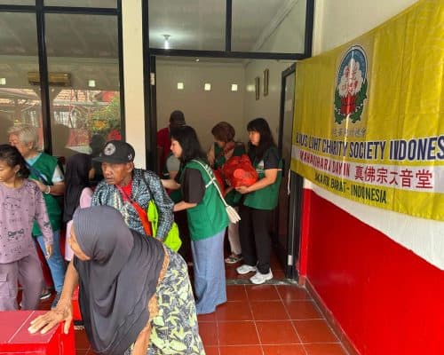 Relawan dan penerima manfaat di acara Lotus Light Charity Society Indonesia.