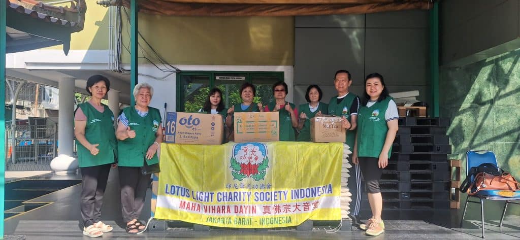 Tim relawan LLCS Indonesia membagikan sembako kepada penerima manfaat.