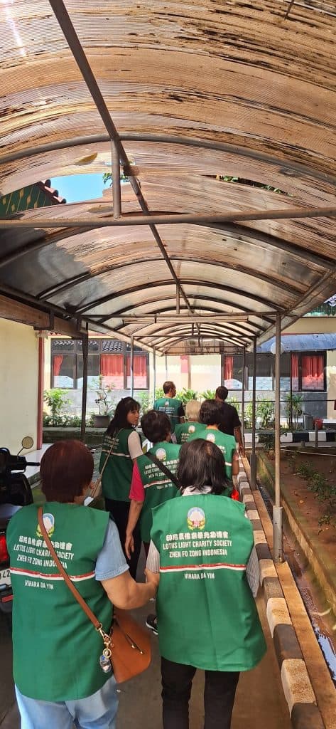 Relawan LLCS membagikan sembako kepada penerima manfaat di acara Waisak 2570 BE.