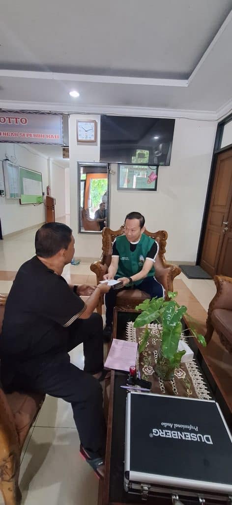 Aktivitas sosial dan pemberian sembako di acara Waisak di LLCS Maha Vihara.