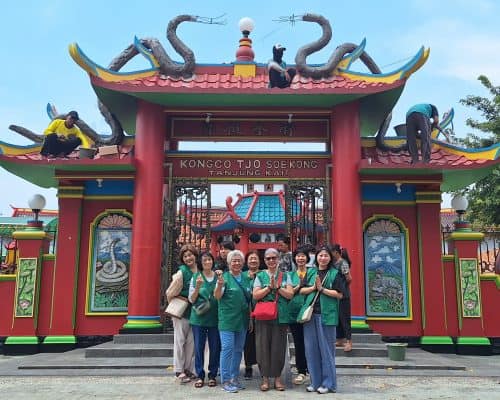 Gerbang utama vihara dengan patung naga dan ornamen warna-warni.