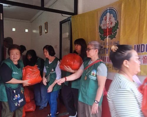 Penerima manfaat menerima sembako dari Lotus Light Charity Society Indonesia.
