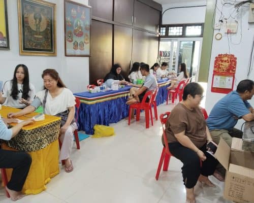 Kegiatan sosial di kantor Lotus Light Charity Society Indonesia.