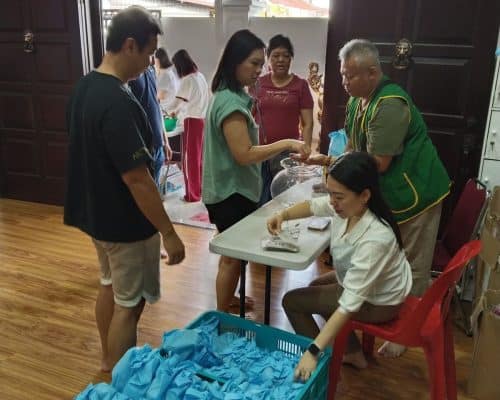 Relawan dan warga berbagi dalam kegiatan kemanusiaan di Medan.