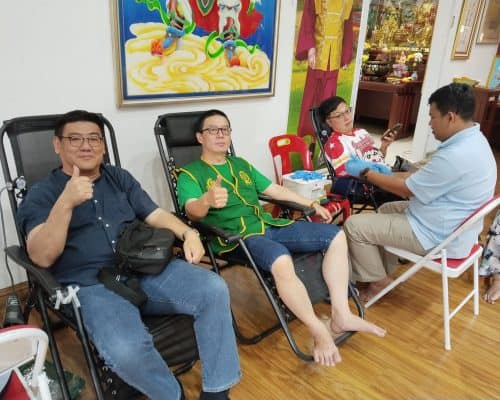 Relawan Lotus Light Charity Society Indonesia mendonorkan darah di acara kemanusiaan.