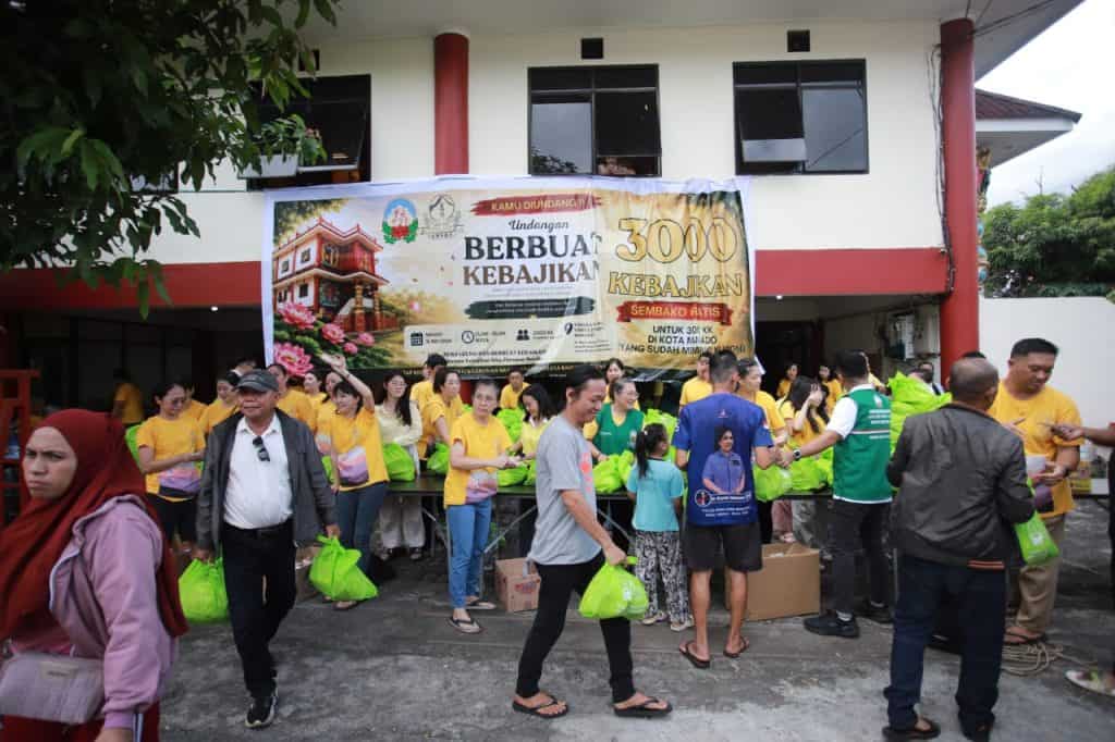 Kegiatan sosial Lotus Light Charity Society Indonesia dengan banyak relawan dan penerima manfaat.