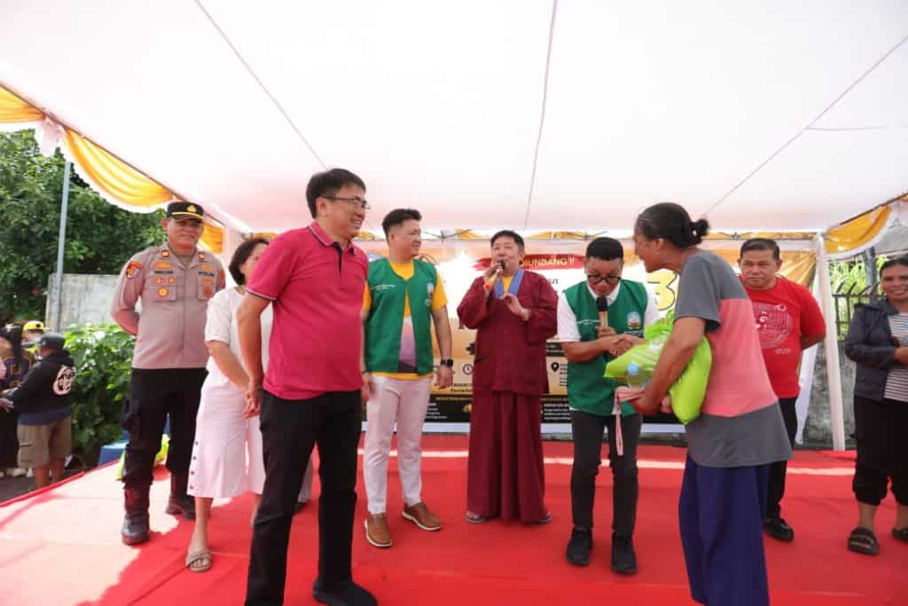 Kelompok orang berbicara di acara amal Lotus Light Charity Society Indonesia.