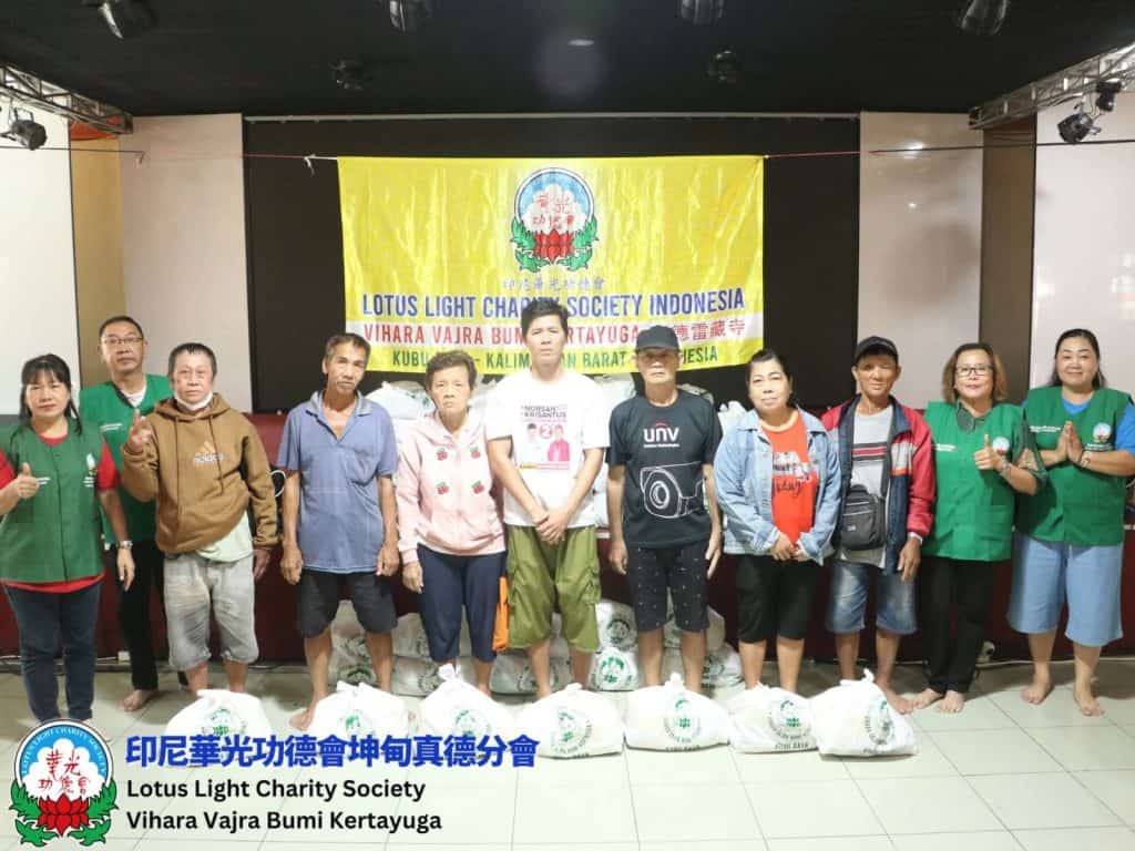 Kelompok relawan Lotus Light Charity Society Indonesia di acara Waisak 2570 BE.