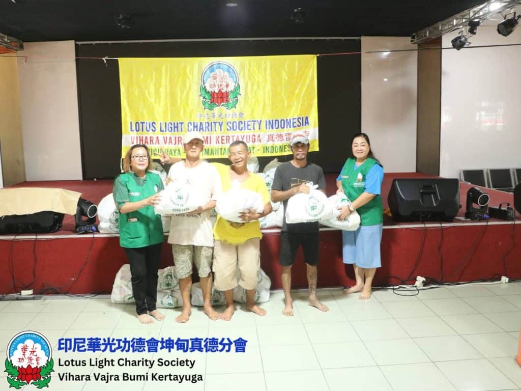Penerima bantuan sembako dari Lotus Light Charity Society Indonesia di acara Waisak 2570 BE.