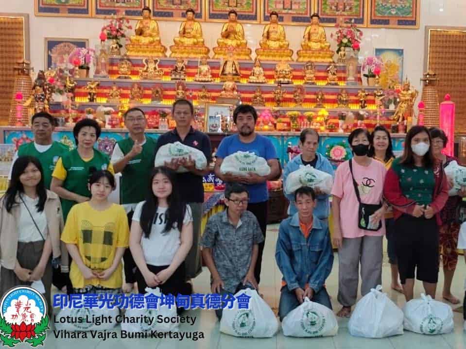 Kelompok relawan Lotus Light Charity Society menyerahkan paket sembako di acara Waisak 2570 BE.