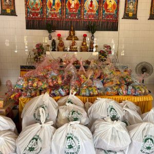 Bantuan sembako dari Lotus Light Charity Society untuk saudara di Senakin, Kalbar.