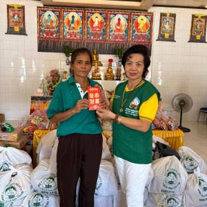 Relawan Lotus Light Charity Society bagikan sembako di Senakin, Kalbar.