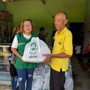 Penyerahan bantuan sembako oleh Lotus Light Charity Society di Senakin, Kalbar.
