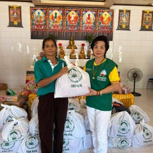 Penerimaan bantuan sembako dari Lotus Light Charity Society di Senakin, Kalbar.