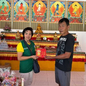 Pemberian bantuan sembako di acara Lotus Light Charity Society di Kalbar.
