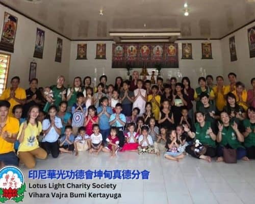 Kegiatan sosial Lotus Light Charity Society di Senakin, Kalbar.