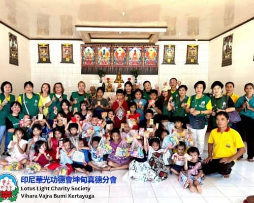 Kegiatan sosial Lotus Light Charity Society di Senakin, Kalbar.
