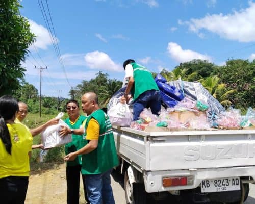 Relawan Lotus Light Charity Society bagikan sembako kepada warga di Senakin, Kalbar.