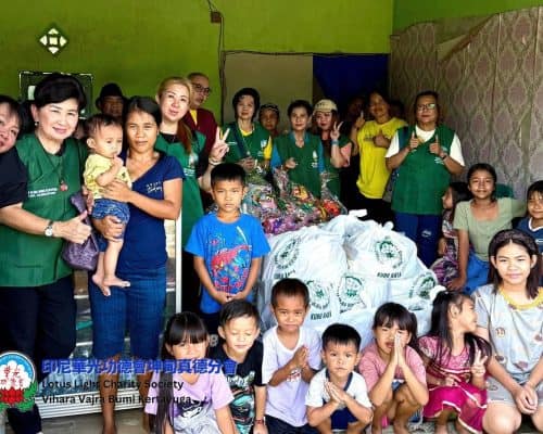 Relawan Lotus Light Charity Society bagikan sembako kepada warga di Senakin, Kalbar.