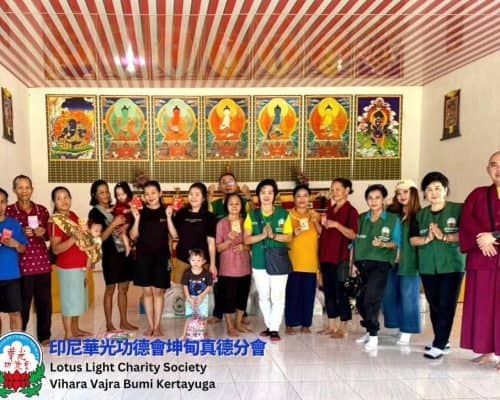 Kelompok sukarelawan dan penerima bantuan di acara Lotus Light Charity Society di Kertayuga.