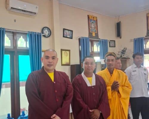 Umat Buddha dalam acara Waisak di CIlacap, Indonesia.